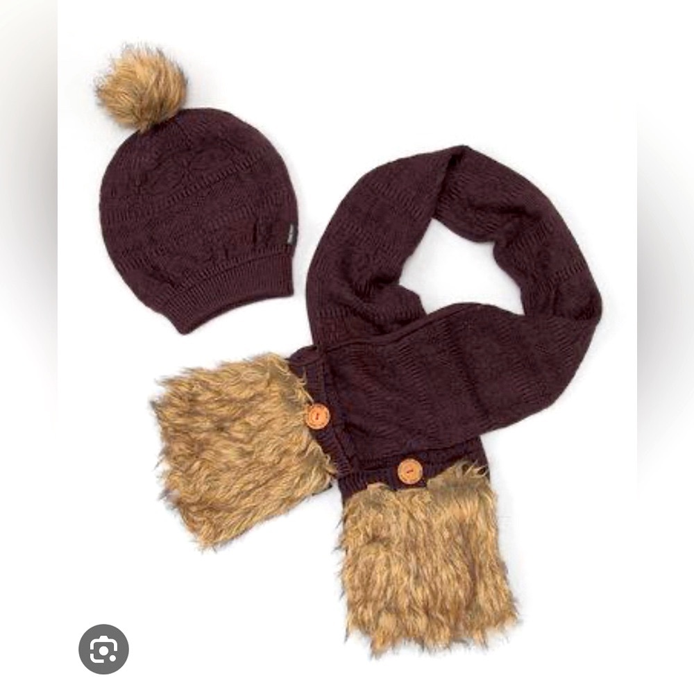 BNIP Mukluks Pocket Scarf and Beanie Set